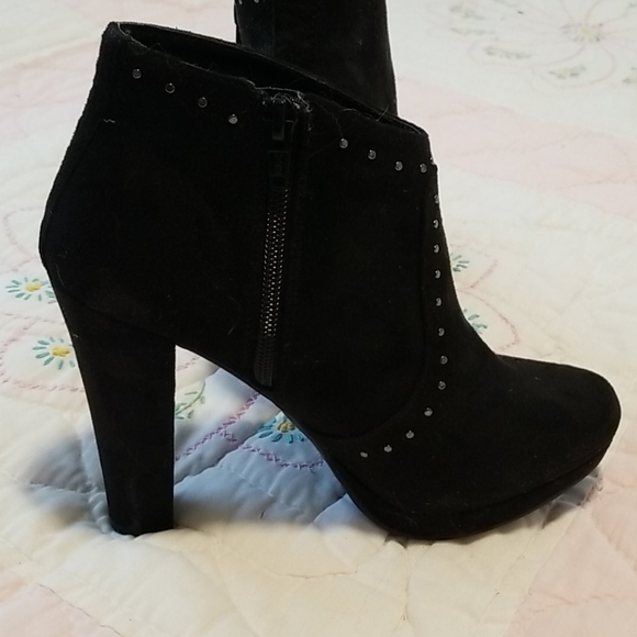 Report black vegan suede 4 inch zip booties.  Sz 6 - Picture 6 of 7